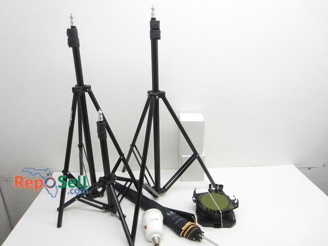 Lot 31-3055 - Linco Photo Lamps &amp; Tripods