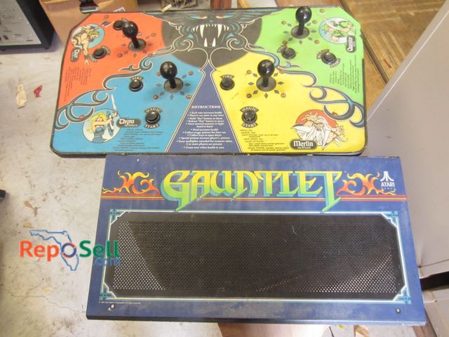 Reposell.com - Lot 31-1229 - Gauntlet Arcade Metal Cover & Control Panel
