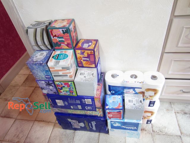 Lot 31-1260 - Lot of Kleenex &amp; (2) Pkgs Toilet Paper