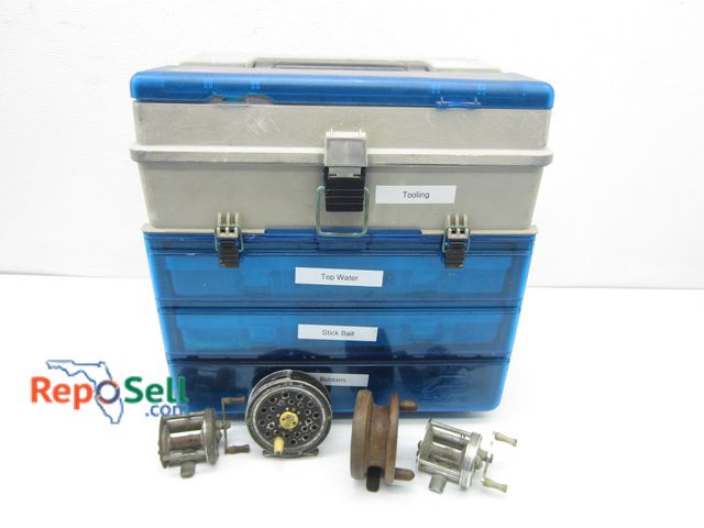 Lot 31-8596 - Tacklebox w/Tackle &amp; (4) Vintage Reels: 1958 Shakespeare Triumph, PFLUEGER Medalist, etc.