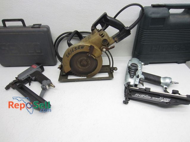 Lot 31-1263 - Skilsaw worm drive (powered on), Hitachi finish nailer and Senko stapler