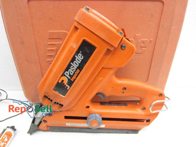 Lot 31-6194 - Paslode Framing Nailer With Battery, Charger And Case - Untested, May Need New Battery
