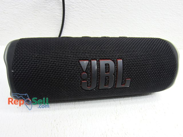 Lot 31-5187 - JBL Flip 6 Speaker - Power On