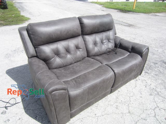 Lot 31-7068 - Gray Love Seat/Power Recliner - Powers On/Reclines - HEAVY/BRING LABOR