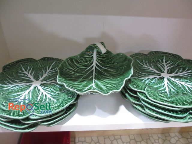 Lot 31-1330 - (12) Williams Sonoma Bordallo Pinheiro Cabbage Plates (Made in Portugal) &amp; a Serving Dish