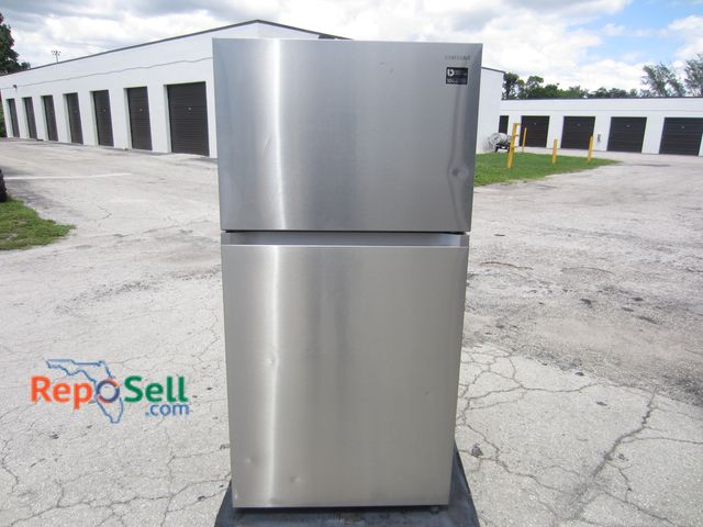 Lot 31-2438 - Samsung Refrigerator/Freezer, Powers On/Cold - 33"x31"x66"H, #RT21M6215SR