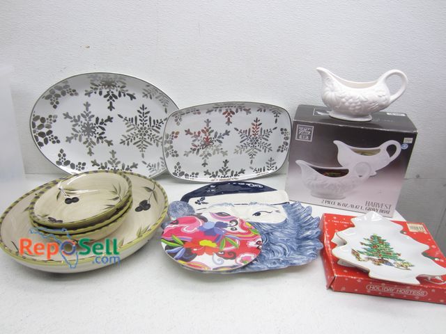 Lot 31-4185 - Kitchen Lot: Plates, Serving Platter, etc.