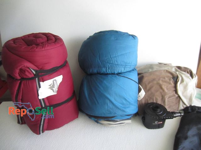 Lot 31-8632 - Coleman Camping Lot: 2 Sleeping Bags, Air Mattress, 4D QuickPump, Storage Bag
