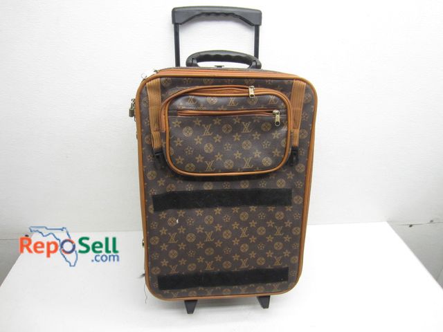 Lot 31-9375 - Rolling Suitcase 14" x 21