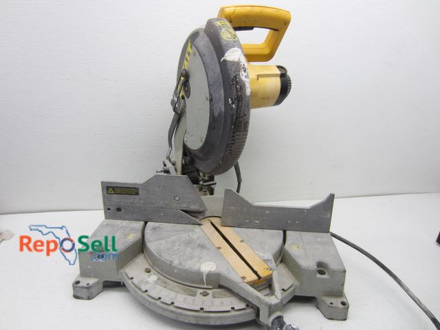 Lot 31-5292 - DeWalt 12" Compound Miter Saw #DW705 - Powers On