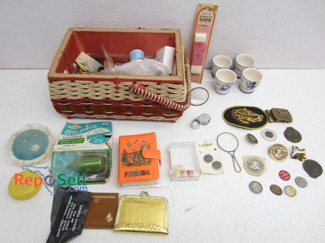 Lot 31-5315 - Vintage Lot: Sewing Access, Buttons, Pins, etc.