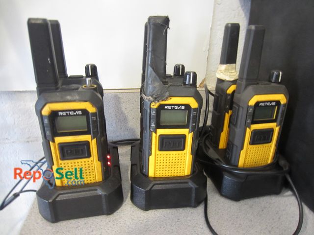 Lot 31-1239 - (6) Walkie Talkies with chargers - power on