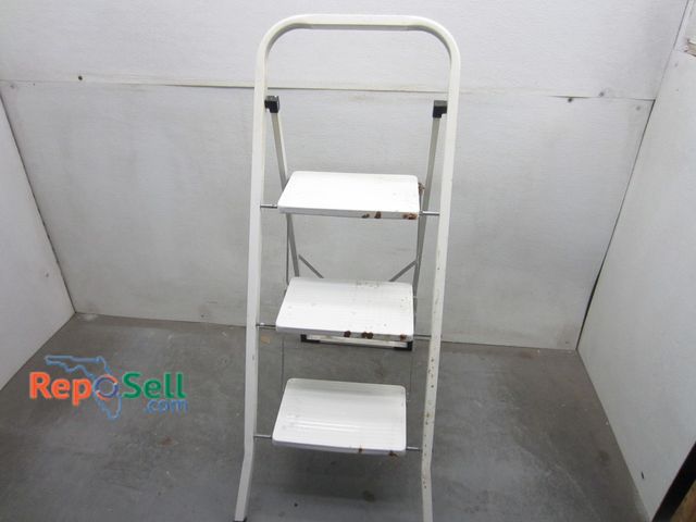 Lot 31-9484 - Step Ladder