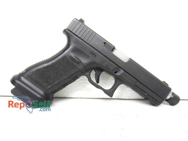 Lot 31-4028 - Glock Model 22 with 9mm Conversion Barrel. Threaded for suppressors. Features Extended magazine, Fla...