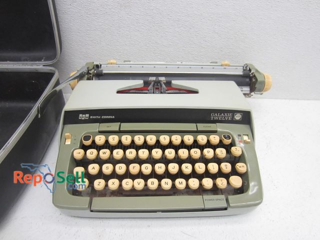 Lot 31-6084 - Smith Corona Galaxie 12 Typewriter With Case