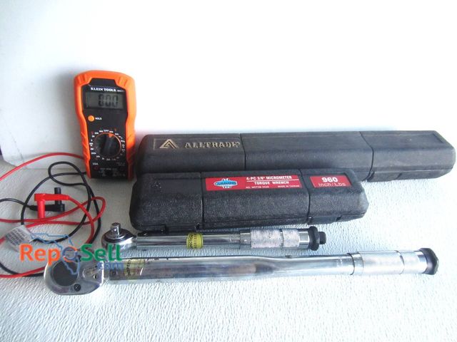 Lot 31-8625 - Klein Tools MM300 Multimeter With Cummins 4-Pc 3/8" Micrometer Torque Wrench Set