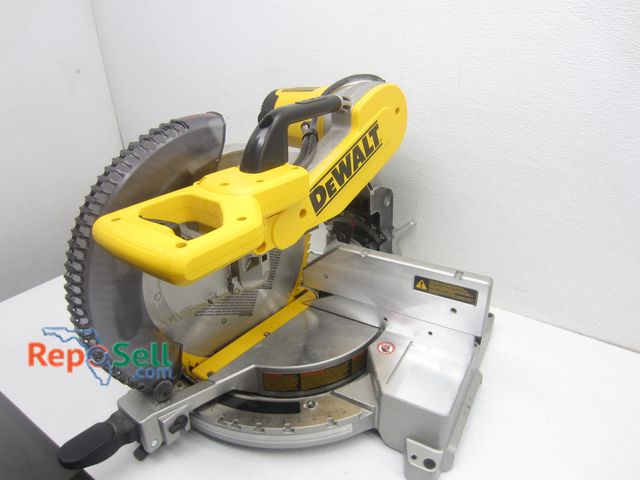 Lot 31-9319 - DeWalt 12" Double Bevel Compound Miter Saw #DW716 - Power On, Consignor States Only Used Once