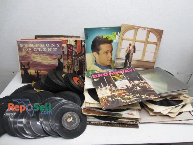 Lot 31-9174 - Large Lot Of Vintage Vinyl Albums And 45's With Tote: Star Wars, Beach Boys, Broadway, Bob Seger etc
