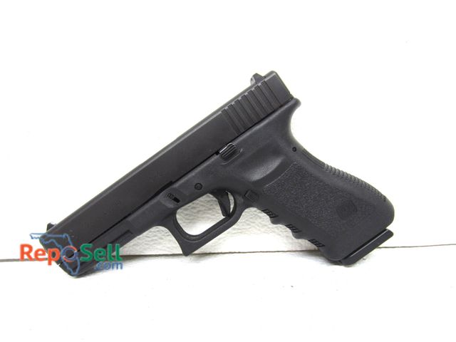 Lot 31-1465 - Glock Model 17 Gen 3 9mm with (2) 10rd magazines. Includes zippered case, manual.