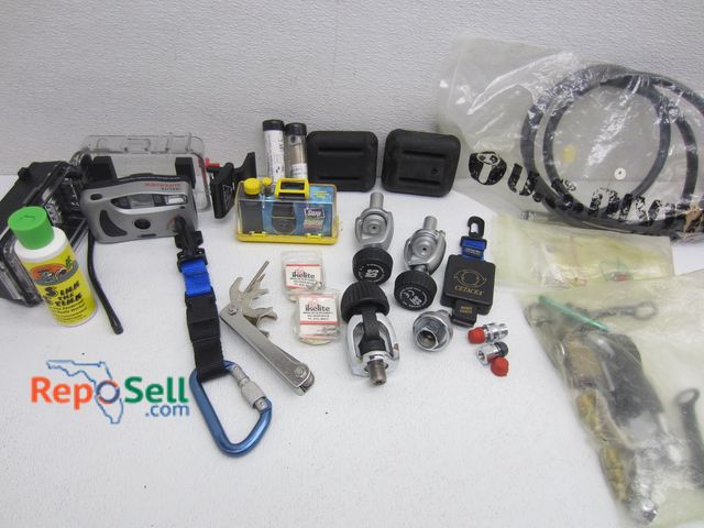 Lot 31-1391 - Scuba Diving Accessories: Hoses, Cameras, Refill Adapter for Spare Air, etc.