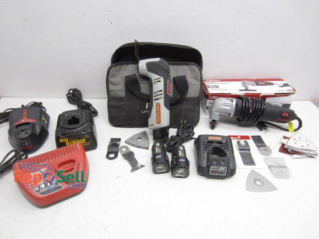 Lot 31-6079 - Tool Lot: (2) Oscillating Multi Tools/Access (both power on) and (4) Chargers