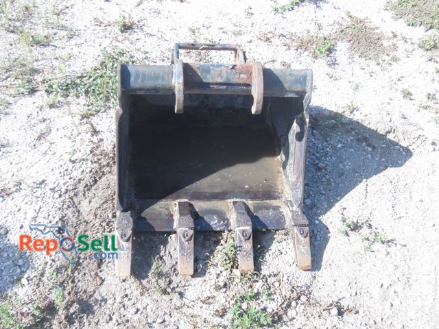 Lot 31-1001 - 24" Bobcat Bucket quick attachment with teeth