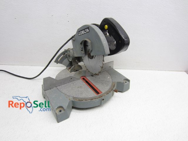 Lot 31-6394 - Delta 8 1/4" Compound Miter Saw #36-040  - Power On