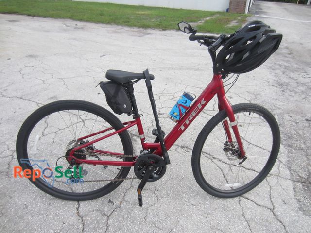 Lot 31-6272 - Trek 21-speed bicycle with helmet