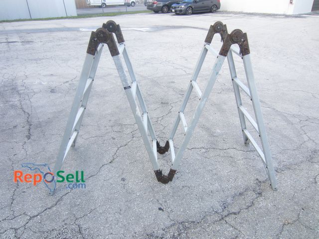 Lot 31-7120 - Estway 16' Folding/Adjustable Ladder