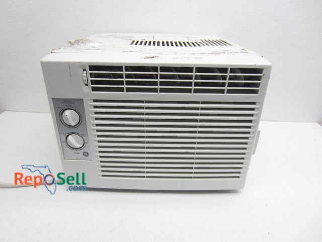 Lot 31-8503 - GE Window AC Unit - Power On, Cools