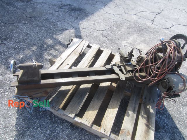 Lot 31-8442 - Vintage Atlas Lathe - Consignor states working