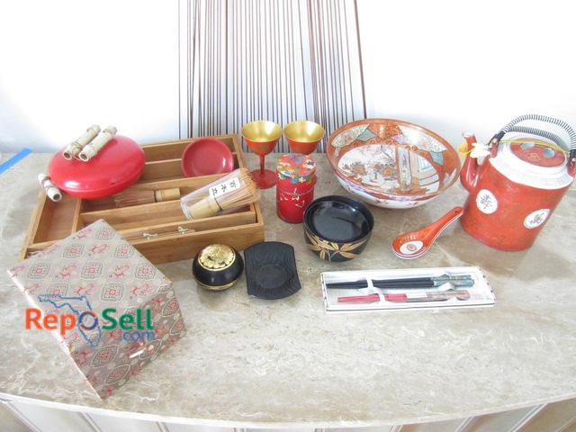 Lot 31-9194 - Japanese-style items including a decorative teapot with lid, a porcelain bowl with painted scene, wo...