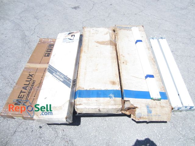 Lot 31-1131 - Lot of NOS fluorescent lighting - most appear unused.