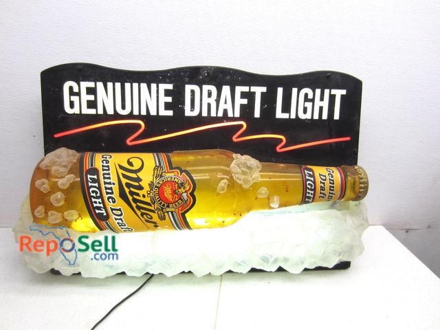Lot 31-5429 - Genuine Draft Light Beer Light Up Sign - Powers On