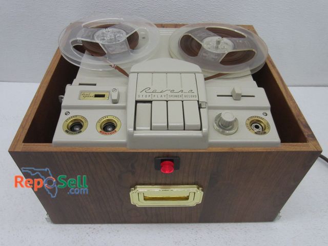 Lot 31-1363 - Here reel to reel  T-700D - Powers on, reels move.