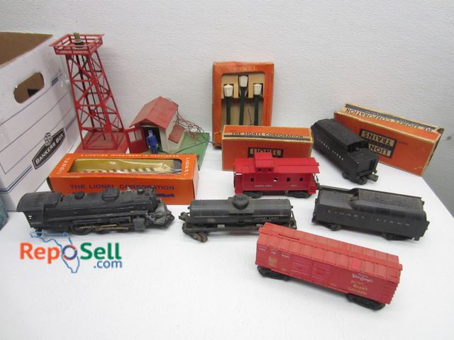 Lot 31-6374 - Vintage Train Lot: Engine, Cars, Buildings, Accessories