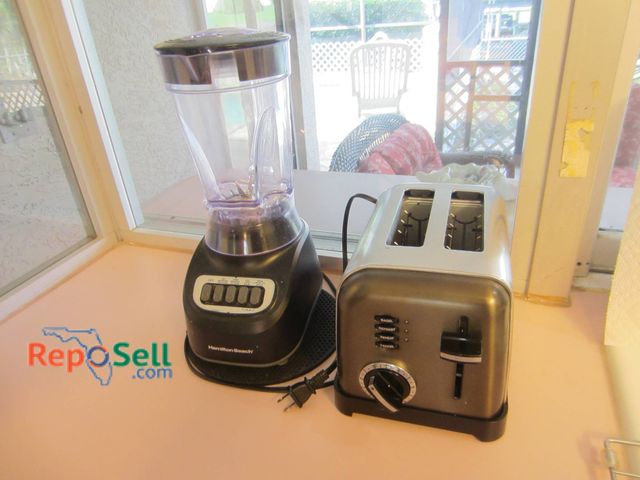 Lot 31-8562 - Hamilton Beach Blender And Cuisinart CPT-180 Toaster, Both Tested Power On