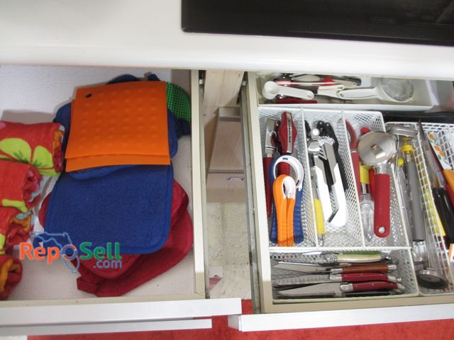 Lot 31-1172 - Contents Of (2) Drawers, Kitchen Utensils, Knives, Towels etc