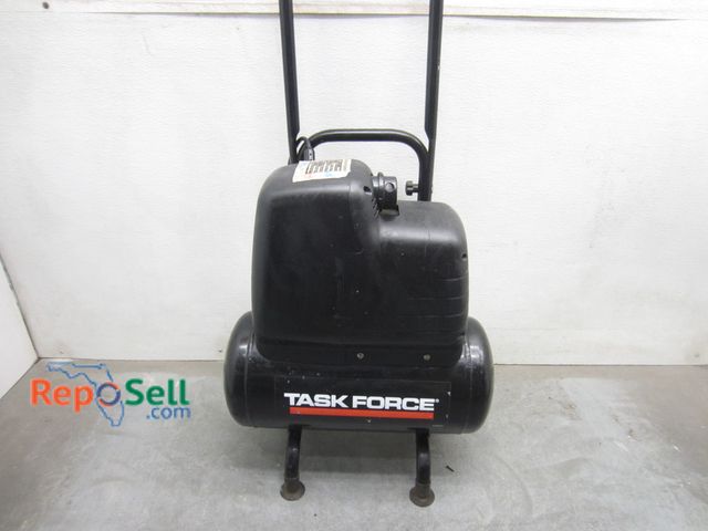 Lot 31-9231 - Task Force 5.5 Gallon air compressor on wheels #012419, 3 HP, 135 PSI -Power On, Builds Pressure
