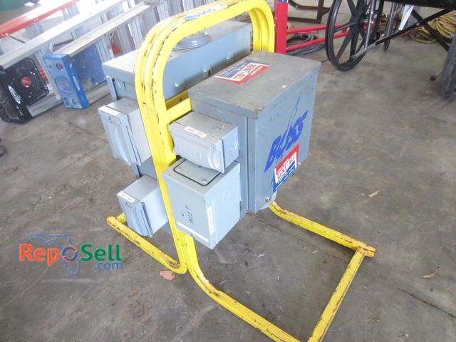 Lot 31-1044 - BOSS Power Multi-Outlet Distribution Box, 120 V, 220 V