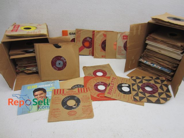 Lot 31-9475 - Lot of vintage 45 records: Elvis, Crickets, Johnny Cash, Platters, etc.
