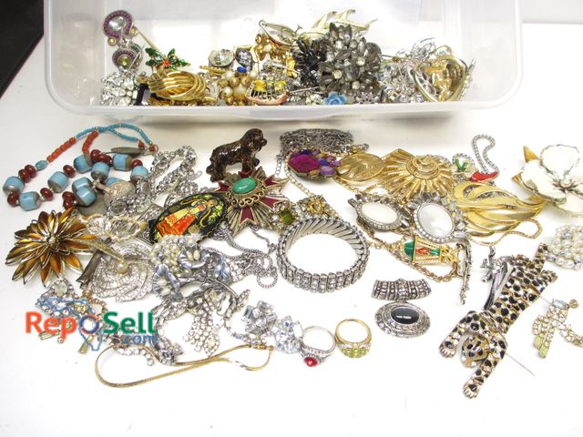 Lot 31-6003 - Lot of Costume Jewelry: Rings, Earrings, Pins, etc. with Tote