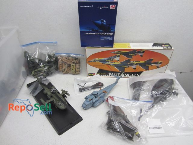 Lot 31-9231 - Large Lot Of Plastic Models: Helicopters, Blackhawk, Airplanes, Blue Angle, Aircraft Carrier etc