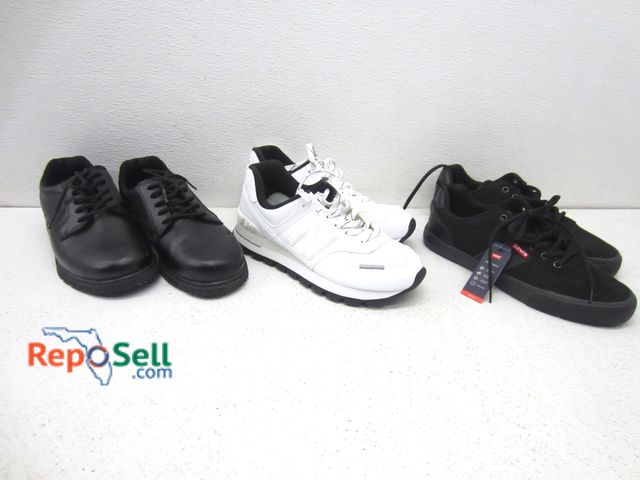 Lot 31-9442 - (3) New Pairs Men's Shoes Size 8: Tread Safe, New Balance, Levis