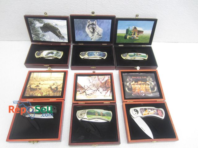 Lot 31-9295 - (6) Knives w/Case: Bruce Lee, John Deere, Wolves, etc.