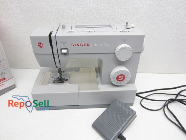 Lot 31-2372 - Singer Heavy Duty Sewing Machine #4423 - Powers On