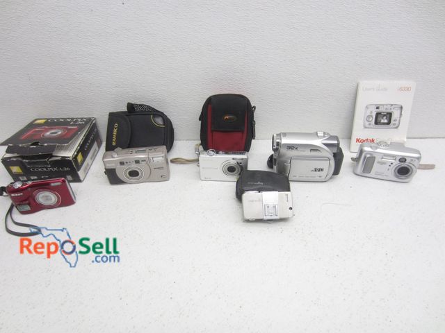 Lot 31-9470 - (5) Cameras, Camcorder: JVC, Minolta, Kodak, etc.