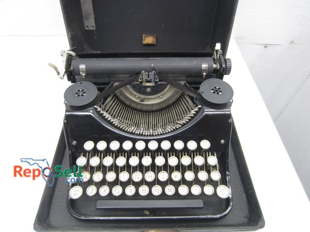 Lot 31-8601 - 1920s-30s Black Underwood Typewriter w/Case