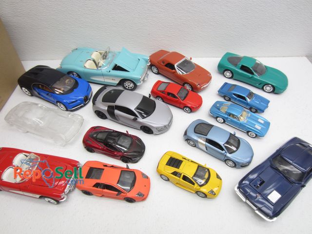 Lot 31-1222 - (39) Collectable Die Cast Toy Cars: Burago: Kinsmart, Welly