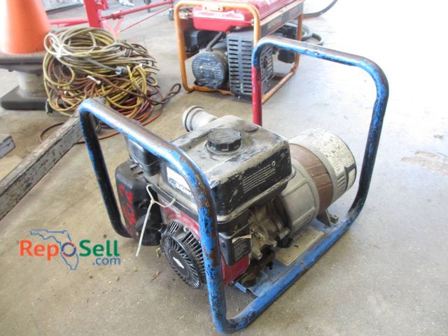 Lot 31-1304 - Powerback 3000 Watt Gas Generator Featuring A Gasoline Engine, Housed Within A Sturdy Blue Steel Fra...